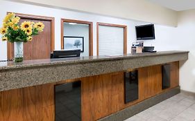 Days Inn & Suites By Wyndham Des Moines Airport Exterior photo