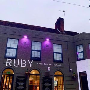 Oyo Ruby Pub & Hotel Brighton Exterior photo