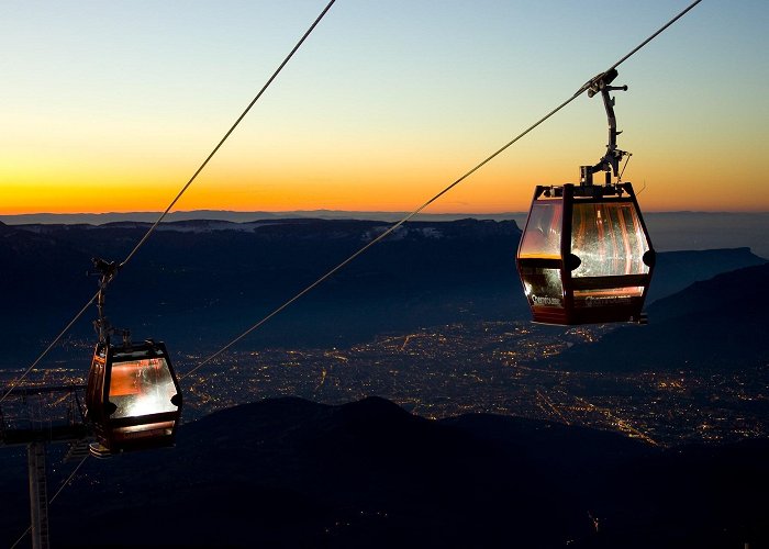 Dôme des Petites Rousses Cable Car Night-time skiing | English photo