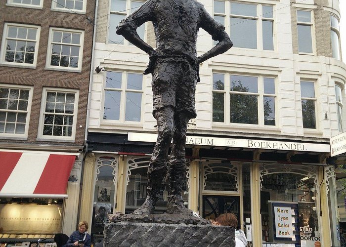 Het Lieverdje STATUE "AMSTERDAMS LIEVERDJE": Tutto quello che c'è da sapere ... photo