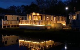 Auroras Dream Lodge - Hoburne Cotswolds Holiday Park Cirencester Exterior photo