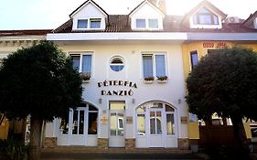 Peterfia Panzio Hotel Debrecen Exterior photo