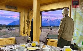 Vista Al Paine - Refugio De Aventura Bed & Breakfast Torres del Paine National Park Exterior photo