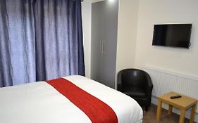 Heathrow Travellers Hub Bed & Breakfast Hounslow Exterior photo