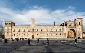 Parador De Turismo De Leon Exterior photo