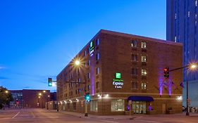 Holiday Inn Express Hotel & Suites Minneapolis-Downtown Convention Center, An Ihg Hotel Exterior photo