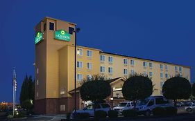 La Quinta By Wyndham Portland Airport Hotel Exterior photo