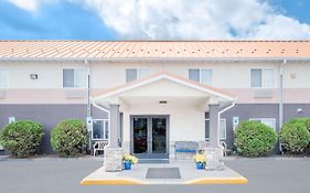 Days Inn & Suites By Wyndham Fargo 19Th Ave/Airport Dome Exterior photo