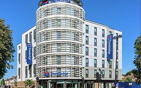 Travelodge London Hounslow Exterior photo