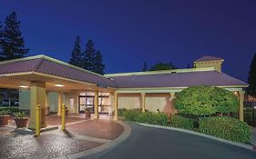 Howard Johnson By Wyndham Sacramento Downtown Hotel Exterior photo