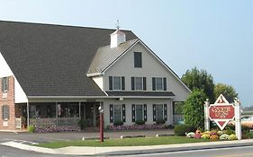 Country Living Inn Lancaster Exterior photo