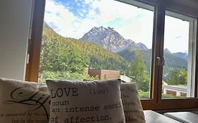 Chasa Stefania Mit Rundum Bergblick Und Garten Scuol Exterior photo