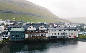 Spacious City Center Home By The Sea Klaksvik Exterior photo