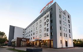 Vienna House Easy By Wyndham Bucharest Airport Hotel Otopeni Exterior photo