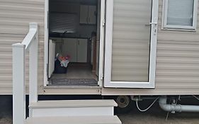 Caledonian Caravan Hotel Jaywick Sands Exterior photo