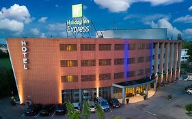 Holiday Inn Express Parma, An Ihg Hotel Exterior photo