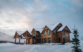 Basecamp Lodge Golden Exterior photo