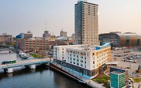 Aloft Hotel Milwaukee Downtown Exterior photo