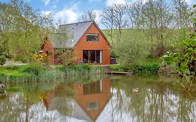 Anglesey Lakeside Lodges Menai Bridge Exterior photo