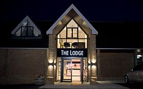 The Lodge At Kingswood Epsom Exterior photo