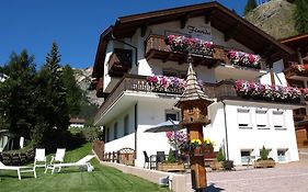 Garni Flurida Bed & Breakfast Selva di Val Gardena Exterior photo