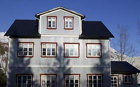 Gamli Skolinn Husavik Exterior photo