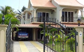 Beau Seaside Villa Flic en Flac Exterior photo