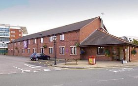 Premier Inn Liverpool Aintree Exterior photo