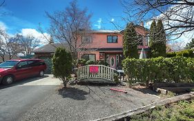 Beds By The Bridge Bed & Breakfast Kelowna Exterior photo