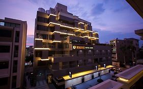 Hotel Cube Taichung Exterior photo