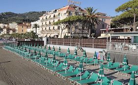 B&B Hotel Diano Marina Palace Exterior photo