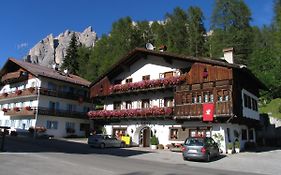 Hotel Al Larin Cortina d'Ampezzo Exterior photo