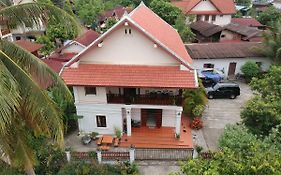 A Tee Guesthouse Luang Prabang Exterior photo