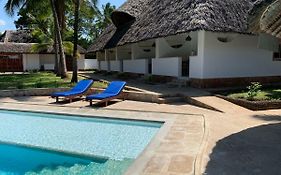 Peekaboo Diani Beach Bed & Breakfast Exterior photo