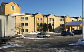 Quality Inn & Suites Milwaukee Exterior photo