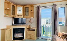 Golden Sands Caravan Hire Ingoldmells- Free In Caravan Wifi- Access Included To The On Site Club House, Sports Bar, Arcade, Coffee Shop We Have Beach Access, A Fishing Lake And A Laundrette Exterior photo
