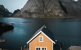 The Famous Yellow House Reine Exterior photo
