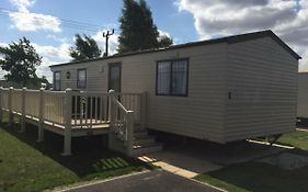2 And 3 Bedroom Caravans With Hot Tubs At Tattershall Exterior photo