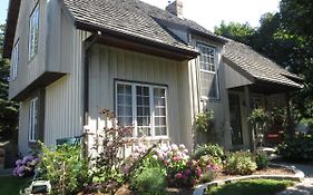 Cedar Gables Bed & Breakfast Niagara-on-the-Lake Exterior photo