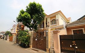 Maharani Guesthouse Tebet Syariah Jakarta Exterior photo