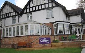 Clifton Lodge Hotel High Wycombe Exterior photo