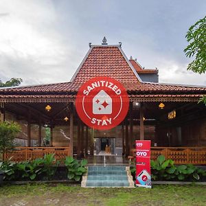 Oyo 594 Joglo Manggisan Syariah Hotel Yogyakarta Exterior photo