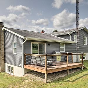 Modern Zanesville Escape With Deck And Spacious Yard Exterior photo