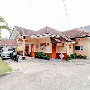 Villa Rose Batu  Exterior photo