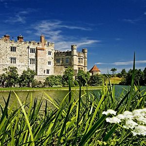 Leeds Castle Maiden'S Tower Bed & Breakfast Maidstone Exterior photo