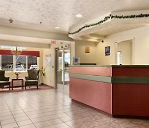 Microtel Inn & Suites By Wyndham Holland Interior photo
