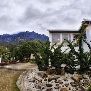 Sling N Stone Vacation Homes, Mt Kinabalu Kundasang Exterior photo