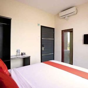 Blitz Hotel Batam Near Sultan Mahmud Ri'Ayat Shah Sekupang Exterior photo