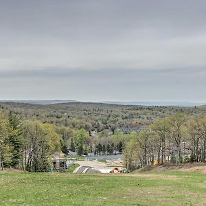 Elegant Ski-Inandski-Out Tannersville Townhome! Exterior photo