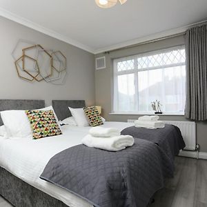 Fw Haute Apartments At Hillingdon, 3 Bedrooms And 2 Bathrooms Pet Friendly House With Garden, With King Or Twin Beds With Free Wifi And Free Parking Exterior photo